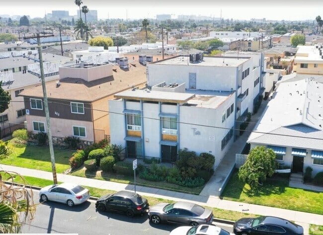 Building Photo - 623 S Grevillea Ave