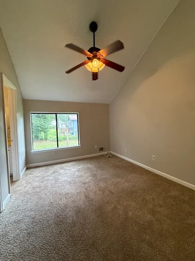 Building Photo - 3 Bed  2.5 bath in Stone Mountain!