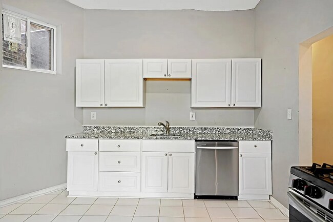 Foto del edificio - Charming 2-Bed Oasis on Augusta Blvd: Your Perfect Urban Retreat in Chicago!