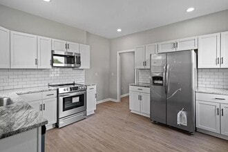 Building Photo - 534 Oakwood Ave