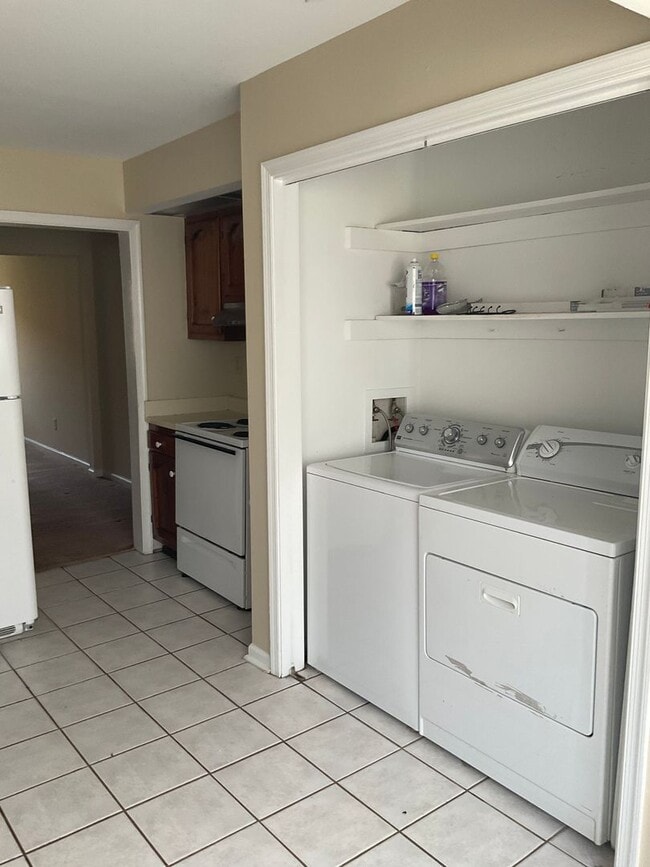 Building Photo - Spacious Townhouse with Private Driveway