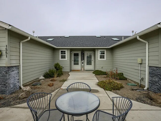 Building Photo - 1549 SW Kalama Ave