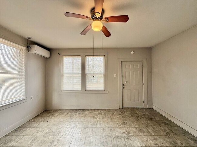 Foto del edificio - Charming 2-Bedroom 1-Bathroom Unit!