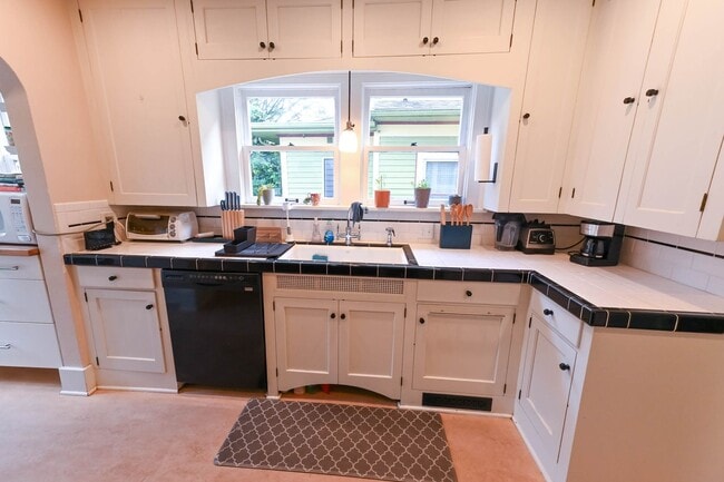 Building Photo - Craftsman 5 Bed/2 Bath Lincoln Park Neighb...