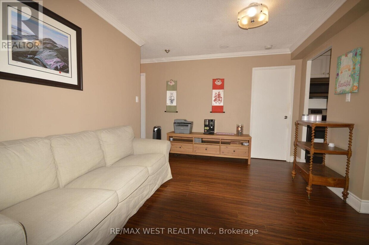 Primary Photo - 633 Bay St.