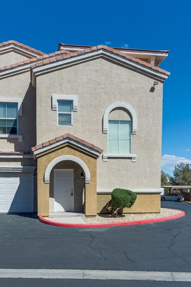 Foto del edificio - Move-In Ready Condo with Private Balcony & Modern Upgrades