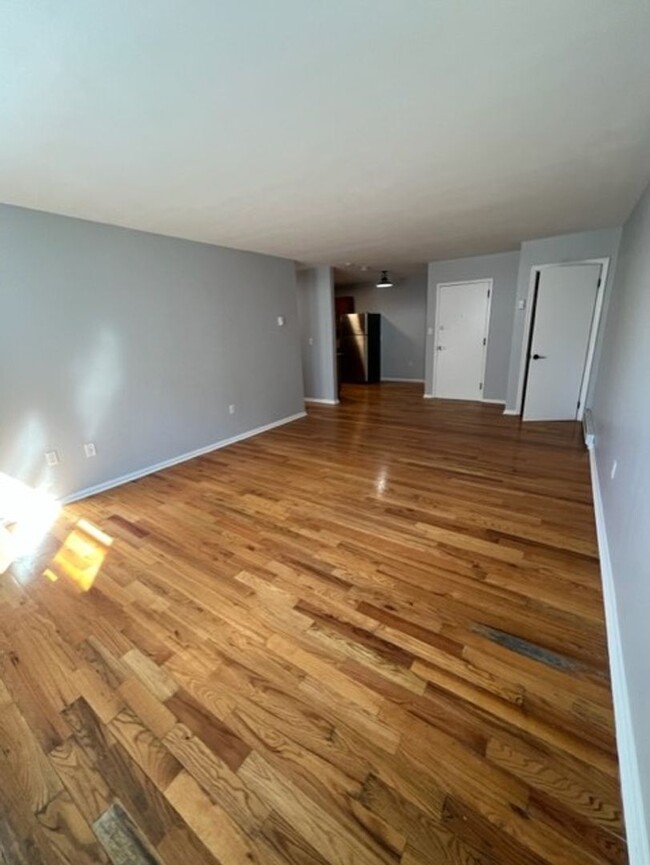 Building Photo - Renovated large 1 BR in heart of downtown ...