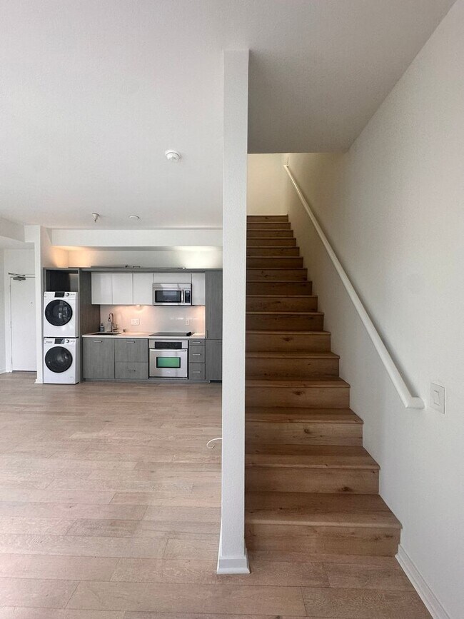 Building Photo - DOWNTOWN GEM - Two-level loft with private...