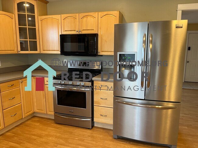 Building Photo - 4 bed / 2 bath Home with Tesla charging station