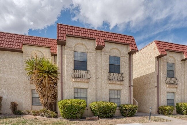 Building Photo - 811 Country Club Dr SE