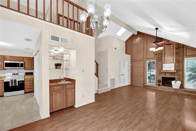 Building Photo - 13 Regency Ln