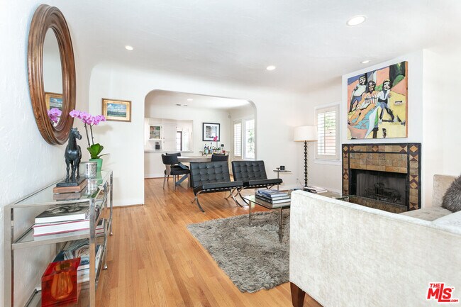 Foto del edificio - 8933 Dorrington Ave