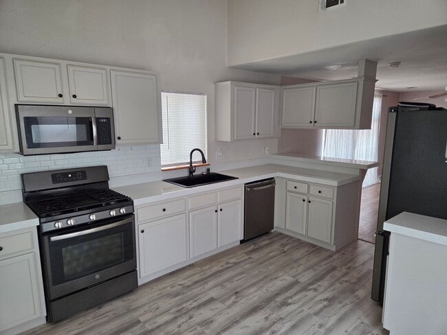 Building Photo - *LEASE PENDING* Beautifully Remodeled Home...