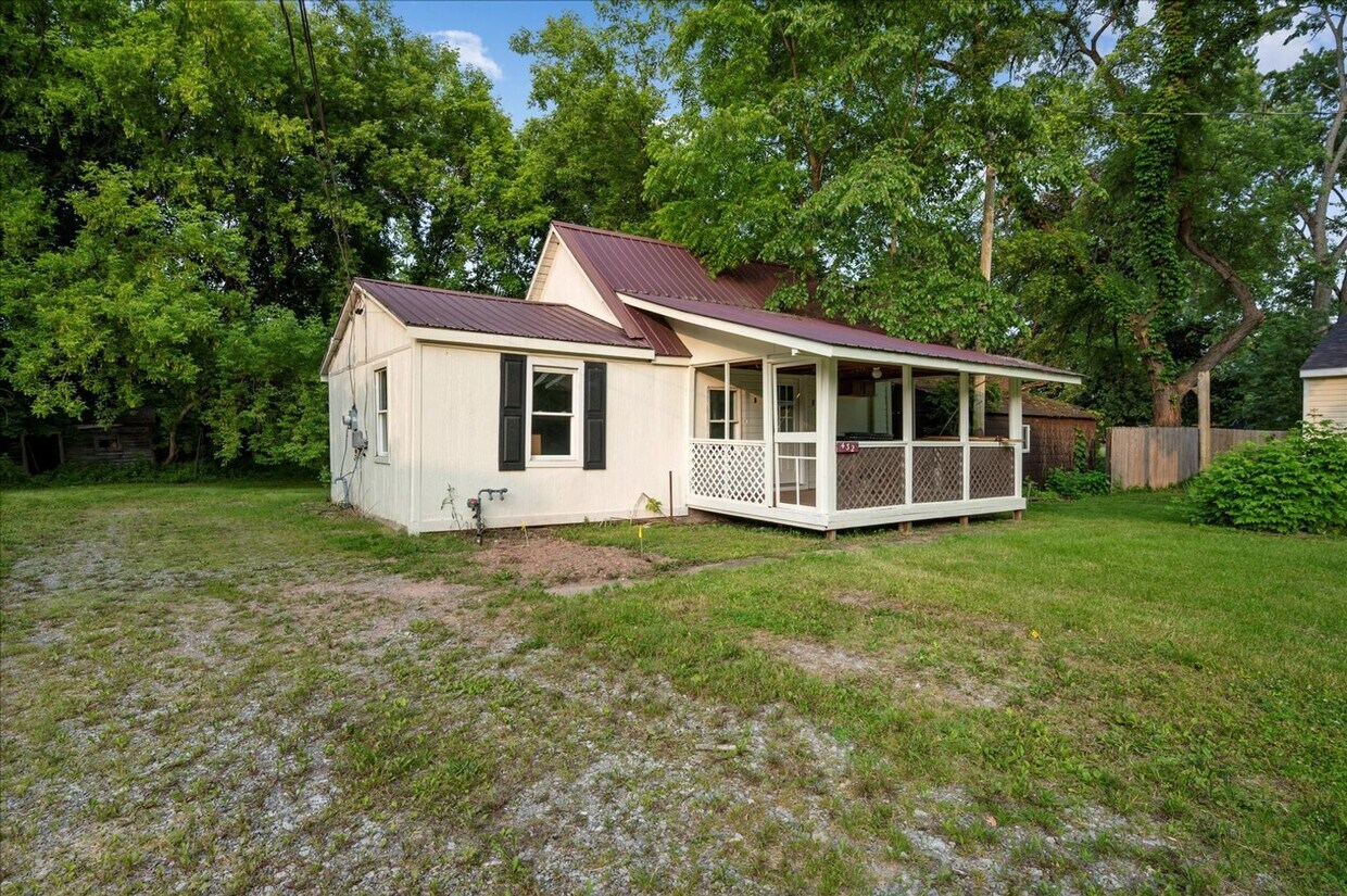 Foto principal - 3 Bedroom 1 Bath Rental in Oneida, NY!