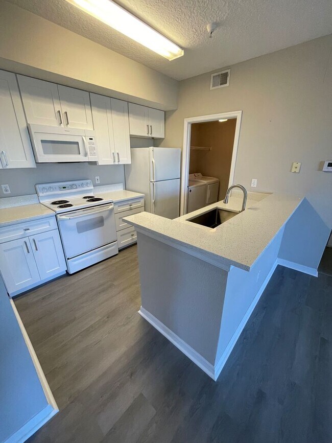 Foto del edificio - Awesome apartment in the heart of Metrowest!