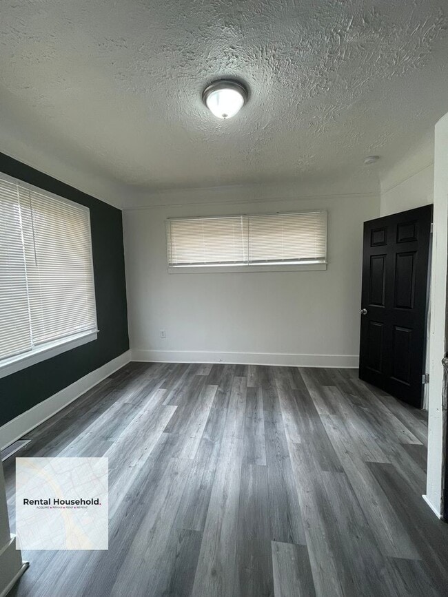 Building Photo - Huge 4 Bedroom Colonial