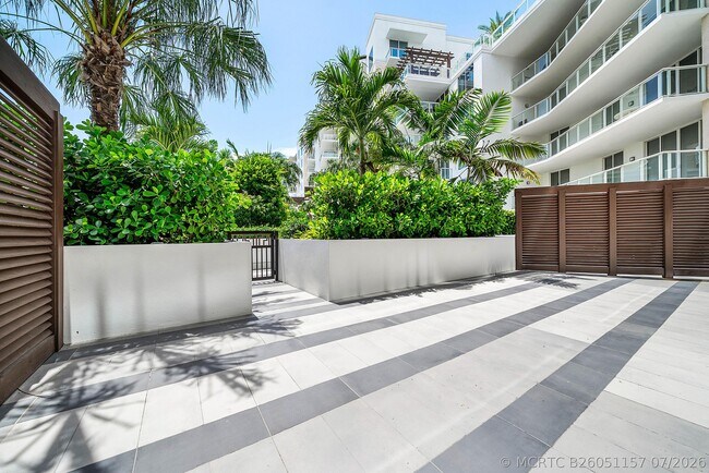 Foto del edificio - 220 SE Mizner Blvd