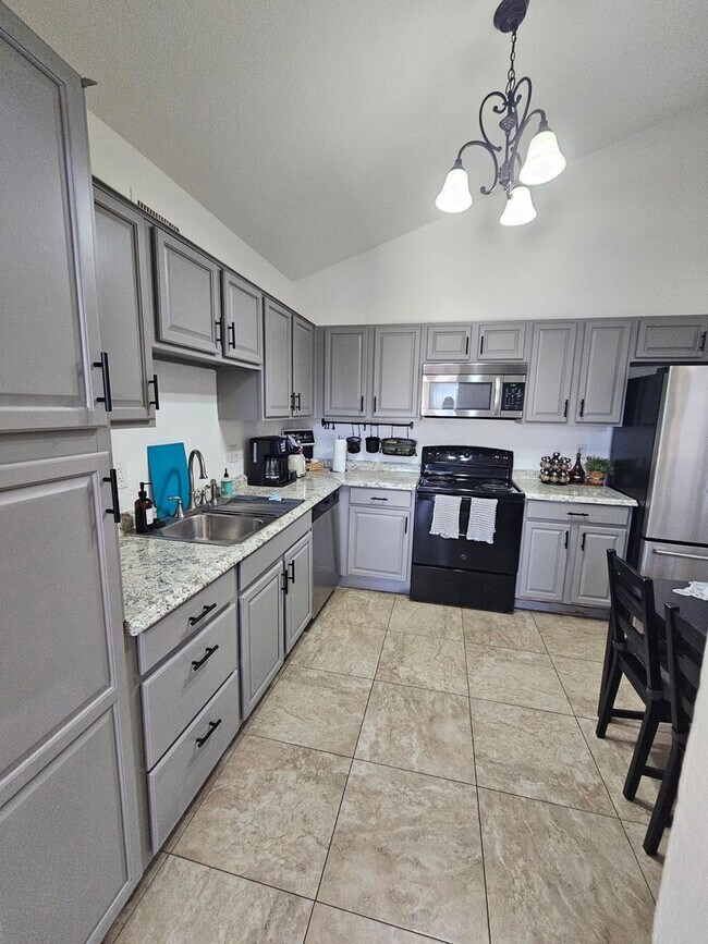 Foto del edificio - UNFURNISHED  NO UTILITIES ~   PARTIALLY   FURNISHED TENANT BILLED FOR ELECTRIC