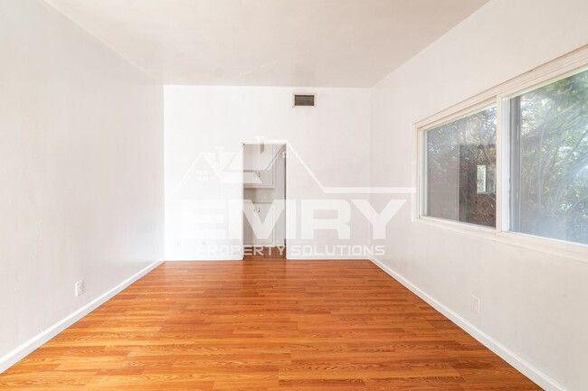 Building Photo - 10530 Crenshaw Blvd