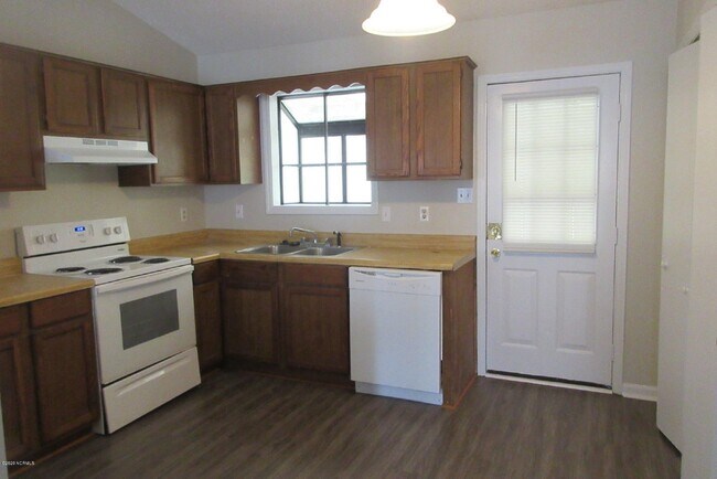 Building Photo - Charming 2 Bedroom, 2 Bath Duplex - 145 Pi...
