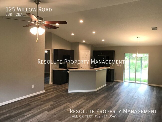 Building Photo - Like New 3/2 Home Located in The Shores