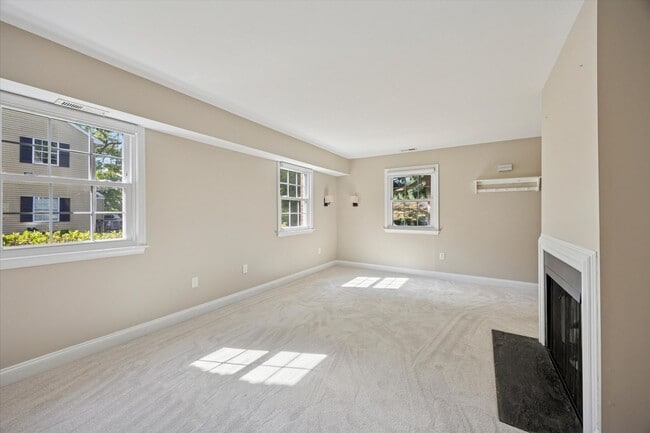 Foto del edificio - Available Immediately – 4 Bedroom End-Unit...
