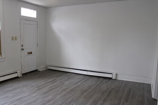 Building Photo - 427 N Newberry St