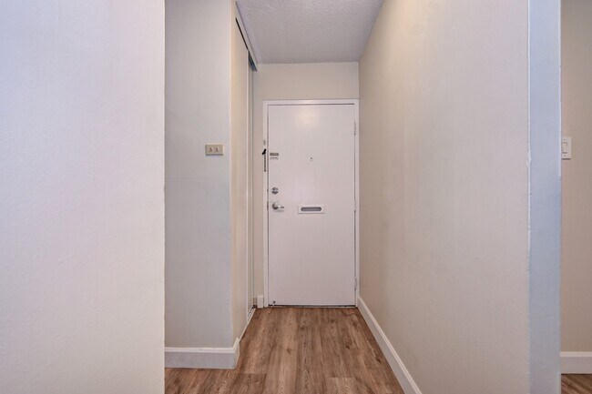 Photo du bâtiment - Westport Towers Apartments