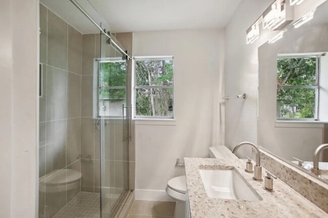 Building Photo - 906 S Rd