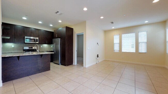 Building Photo - 3bedroom 3 bath home in the Solaire Commun...