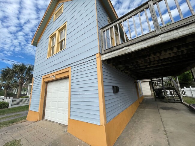 Building Photo - Ocean views from 250 sq ft deck- One bedroom