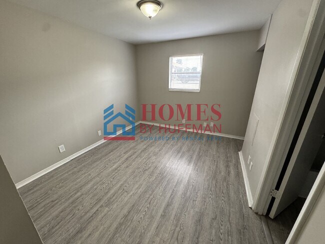 Building Photo - One Bedroom Apartment | Downstairs | Move ...