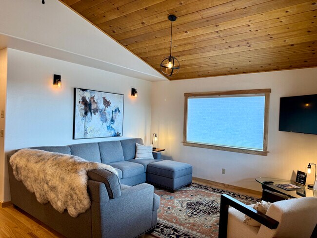 Foto del edificio - 245 Kokanee Dr E