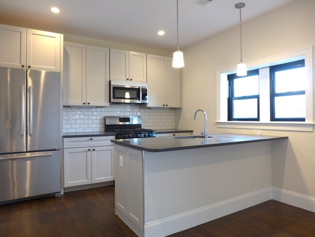 Building Photo - 45 Thorndike St