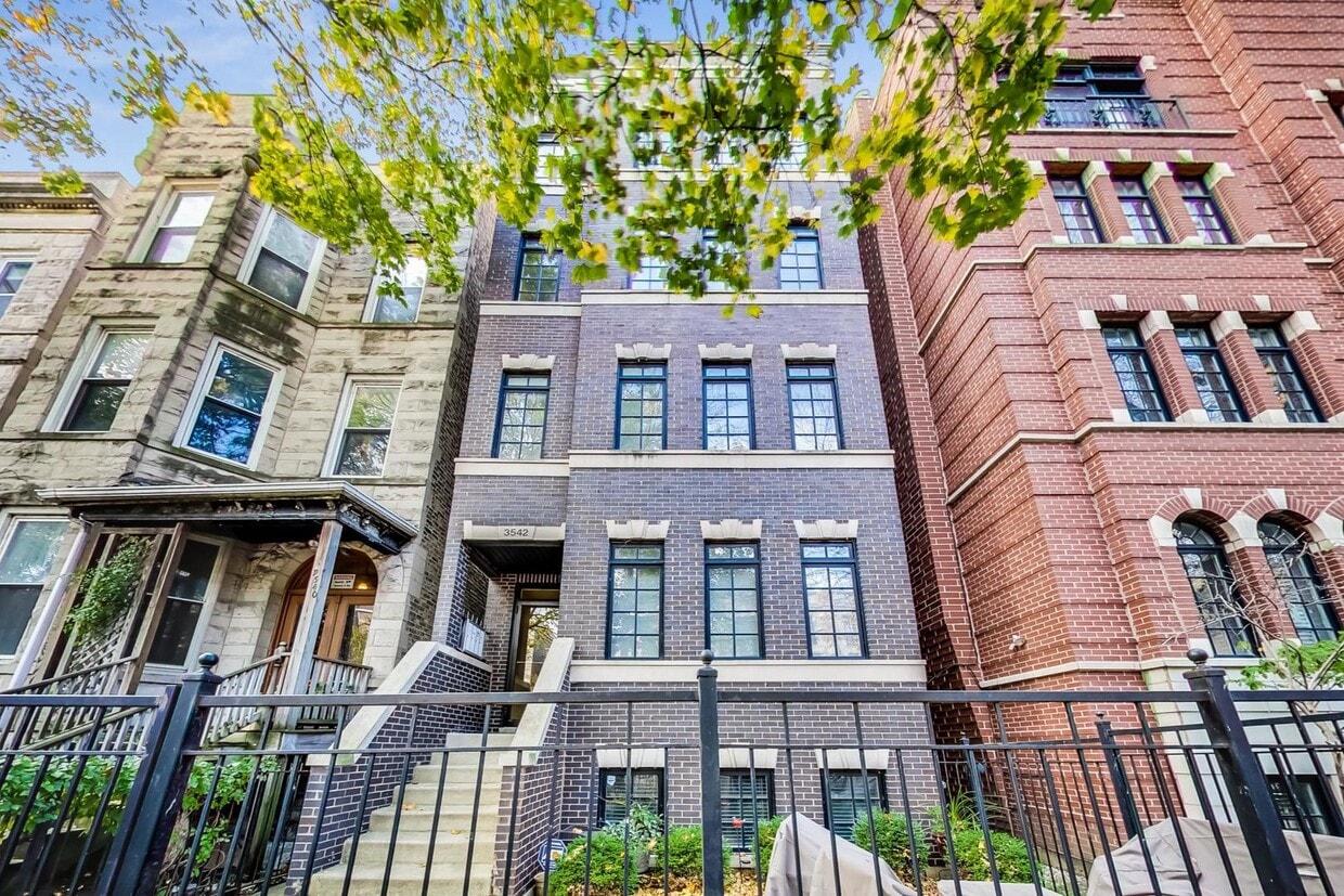 3542 N Fremont St, Chicago, IL 60657 Townhome Rentals in Chicago IL