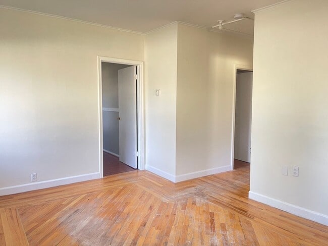Building Photo - Eclectic Ferndale Charmer