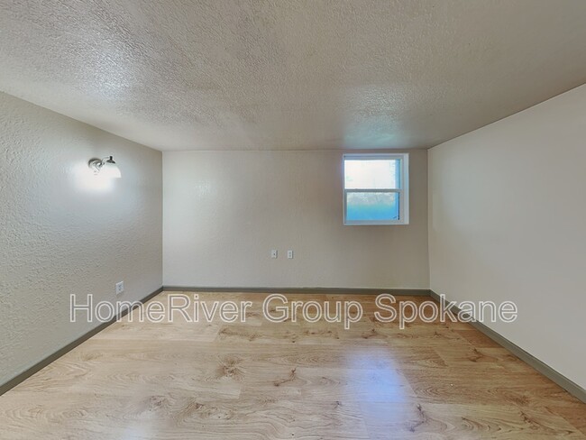 Building Photo - 634 E 23rd Ave