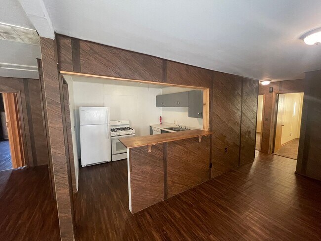 Foto del edificio - 4 bed 1 bath, with extra large utility are...