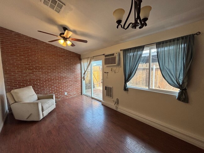 sala de estar/entrada - 16315 Rochlen St