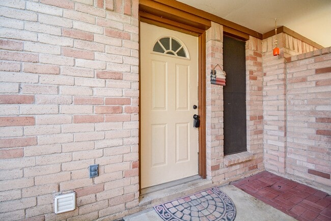 Building Photo - 516 Birdsong Dr