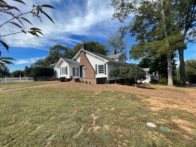 Building Photo - Updated 3/2 House in Old East Rome $2,295