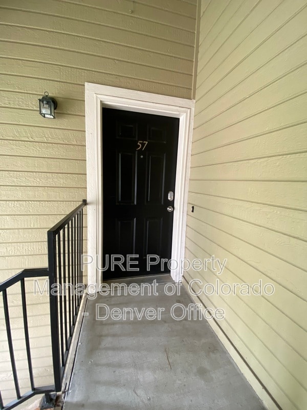 Building Photo - 8422 S Upham Way