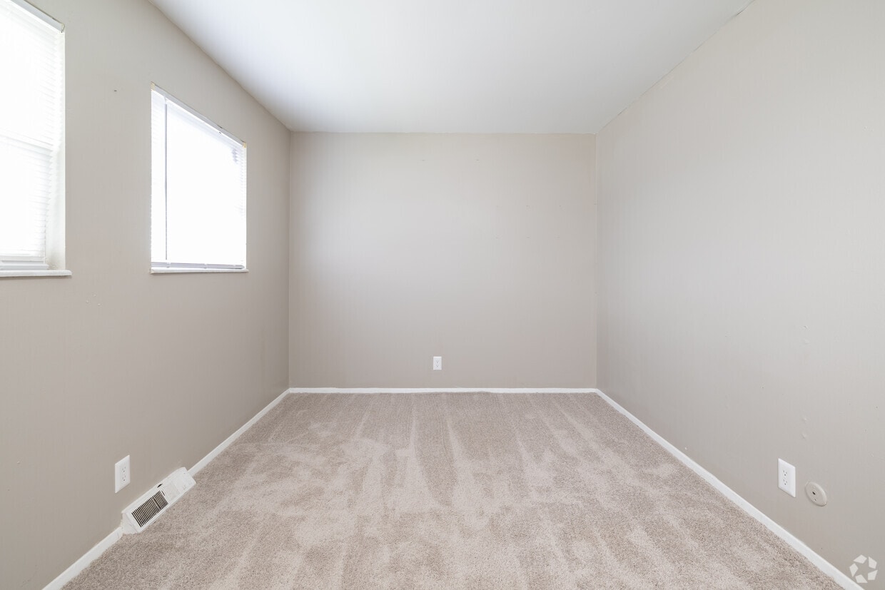 2BR, 1.5BA - 814SF Bedroom - Naveen Pine Townhomes