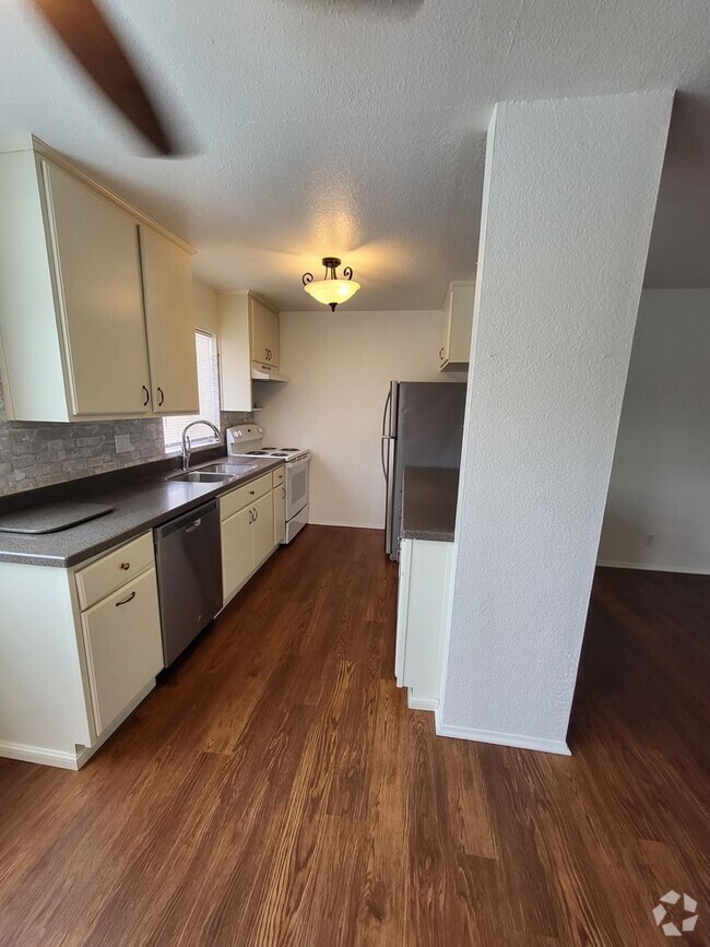 Building Photo - 3140 Midway Dr