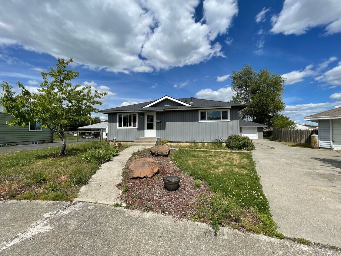 Primary Photo - Great Updated Rancher