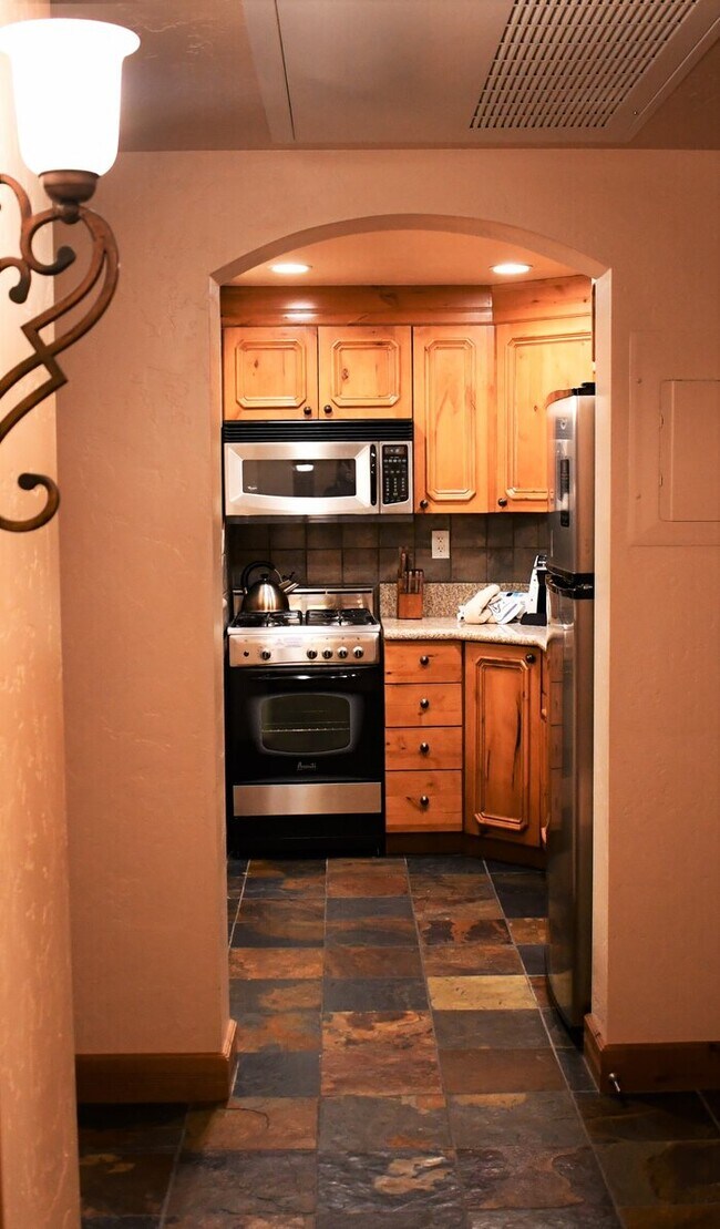 Building Photo - Villa 3050 1 Bed 1 Bath Full Kitchen