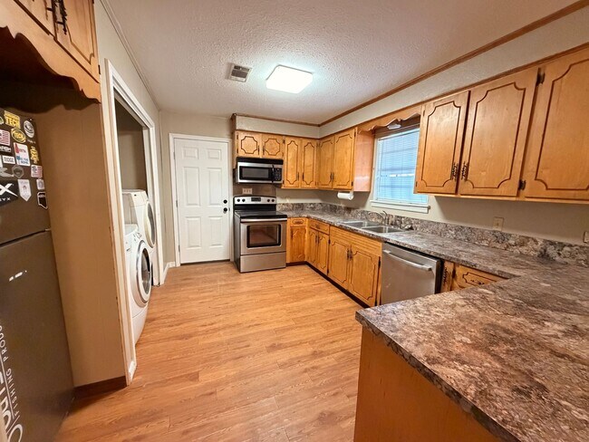 Foto del edificio - Welcome to this charming 3-bedroom, 2-bathroom home located in the heart of Russellville