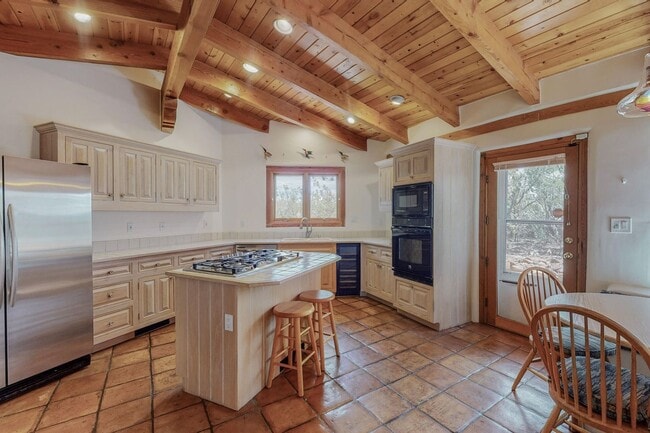 Building Photo - Views! Beautiful 3 bedroom mountain retrea...