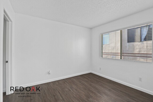 Building Photo - 833 S Berendo St