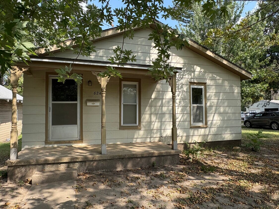 Primary Photo - 624 E 8th St